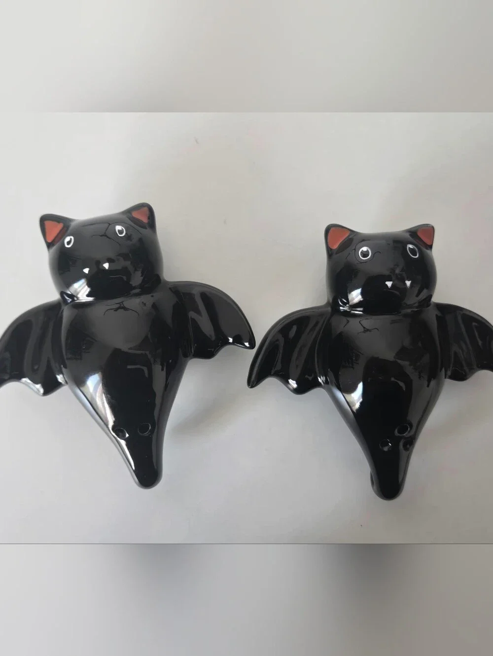 NIB Cracker Barrel Halloween Hanging Bats Salt and Pepper Shakers 3-Pc Set Black